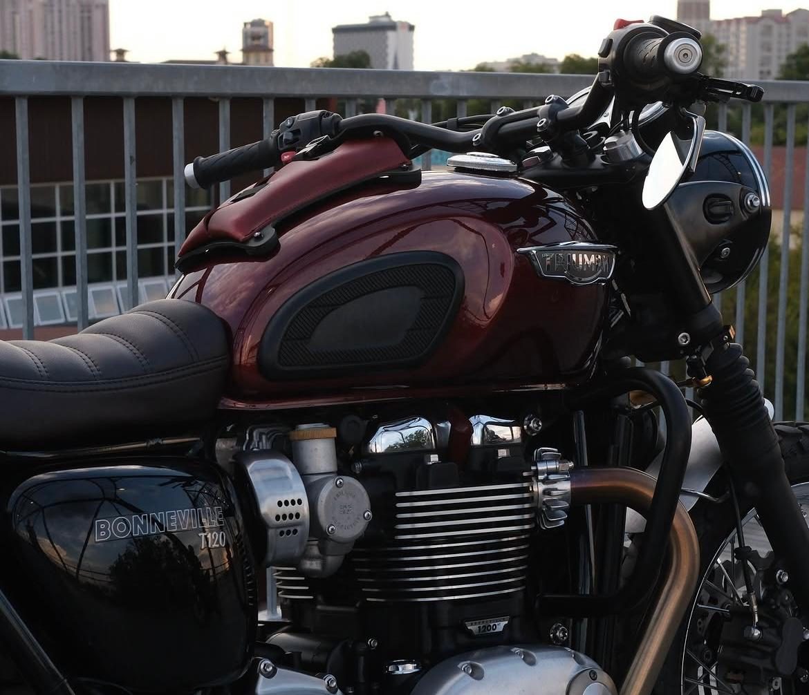 Triumph Bonneville T120 with a maroon ContourPack TankPack