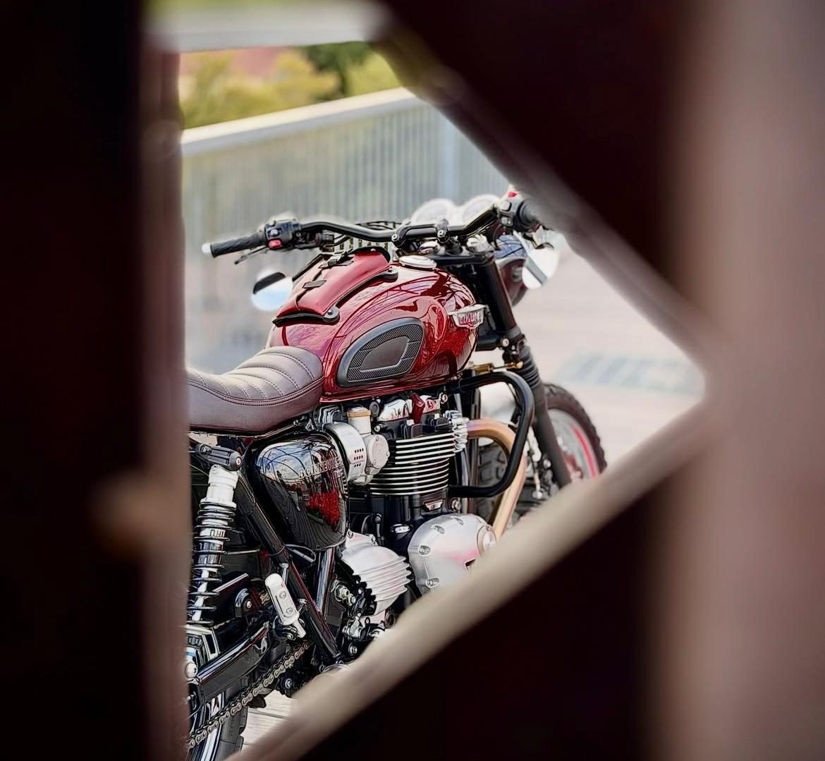 Triumph Bonneville T120 with a maroon ContourPack TankPack, close view